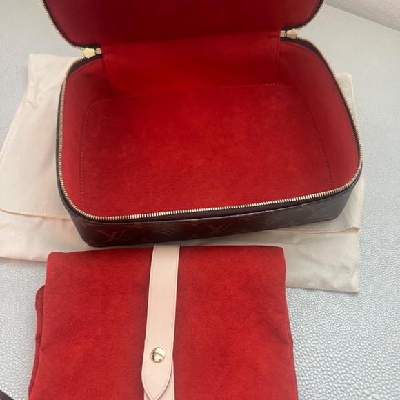 Nwt Louis Vuitton monogram nice jewelry.  never used.Perfect condition - Picture 4 of 8